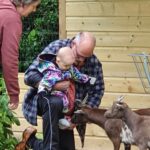 jong en oud genieten op groene camping in Drenthe